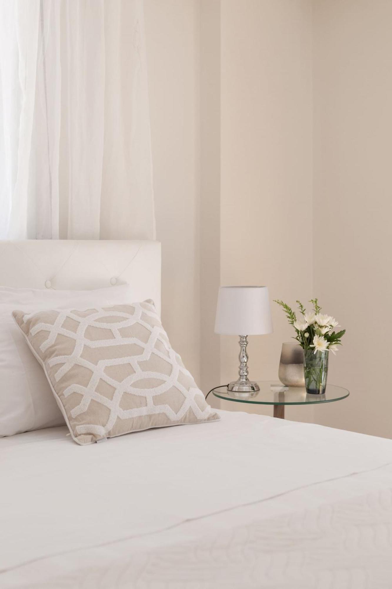 Explore History From A Chic Central Apartment Athena Bagian luar foto