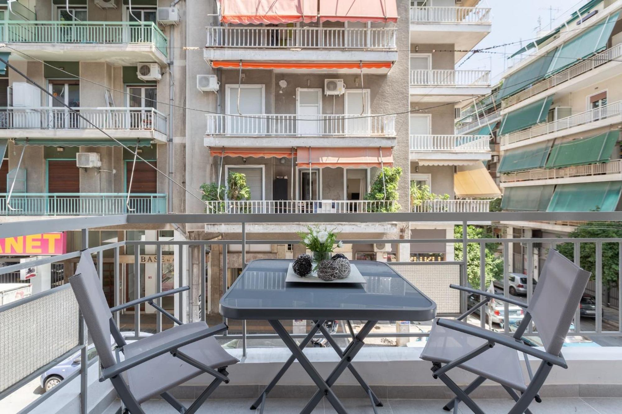 Explore History From A Chic Central Apartment Athena Bagian luar foto