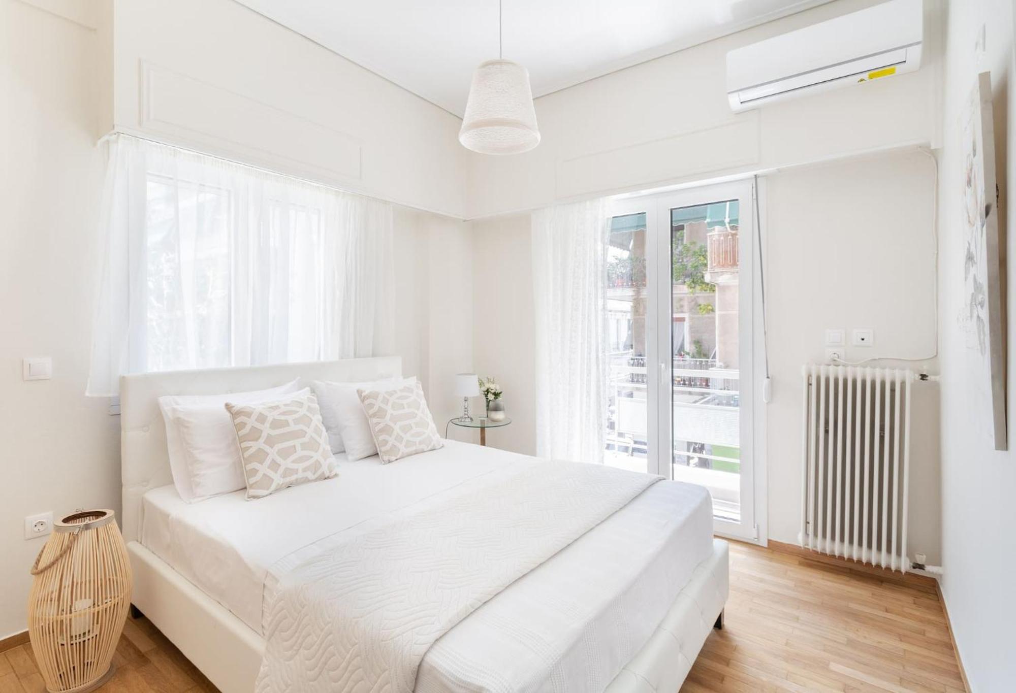 Explore History From A Chic Central Apartment Athena Bagian luar foto
