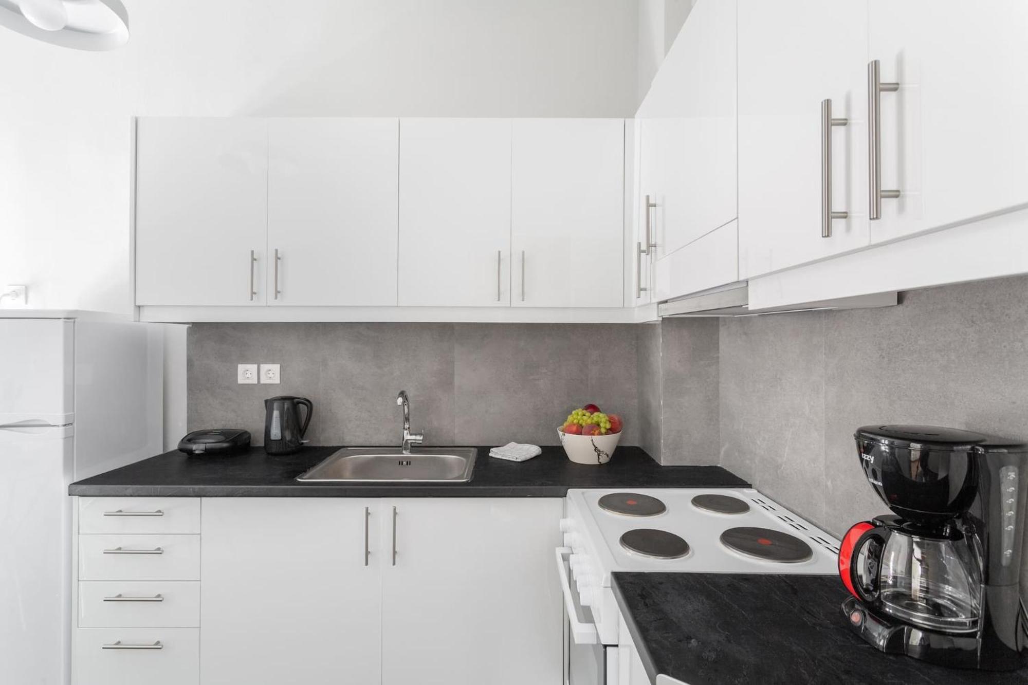 Explore History From A Chic Central Apartment Athena Bagian luar foto