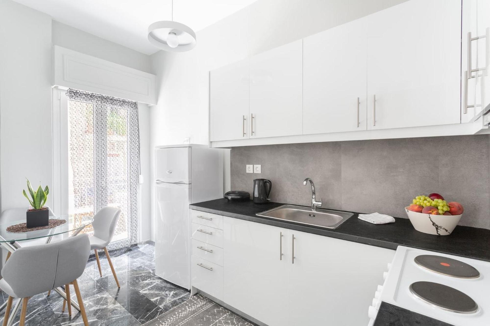 Explore History From A Chic Central Apartment Athena Bagian luar foto